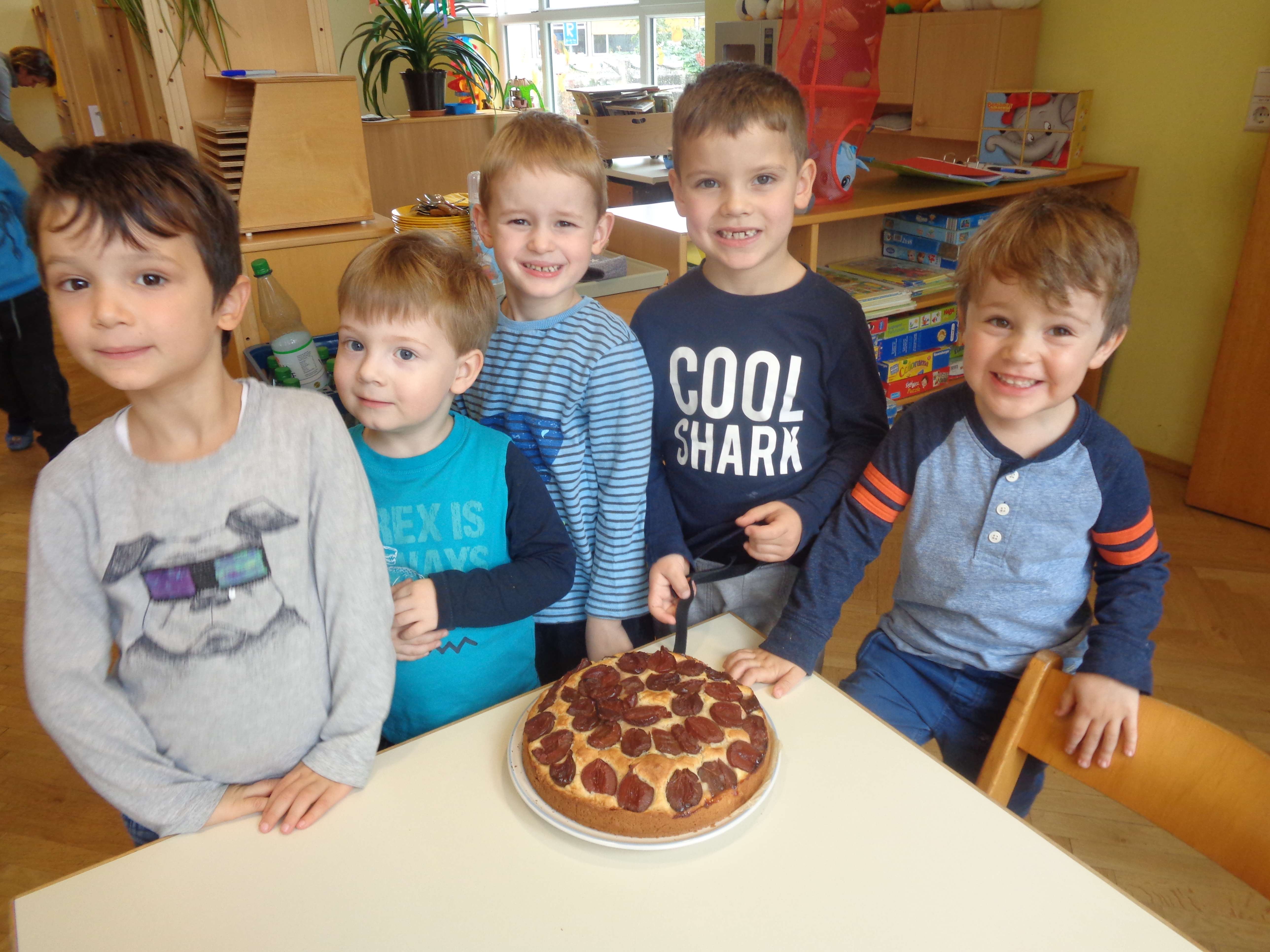  Fünf Kinder der Gruppe Rot backten einen Pflaumenkuchen für die gesamte Gruppe 