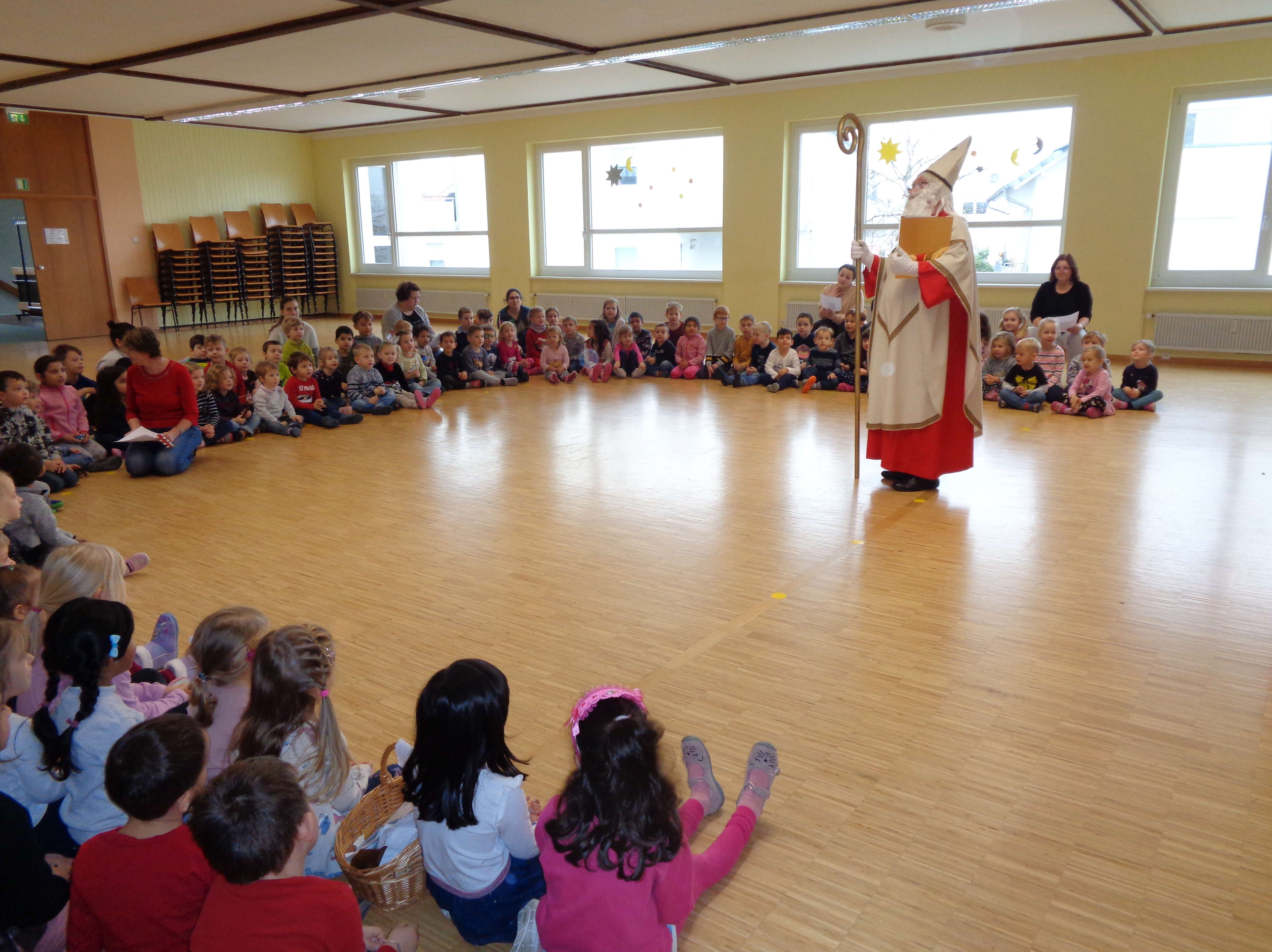  Am 6. Dezember trafen sich alle Gruppen des Pestalozzi-Kindergartens gemeinsam im Bonhoeffer-Saal zur gemeinschaftlichen Nikolausfeier 